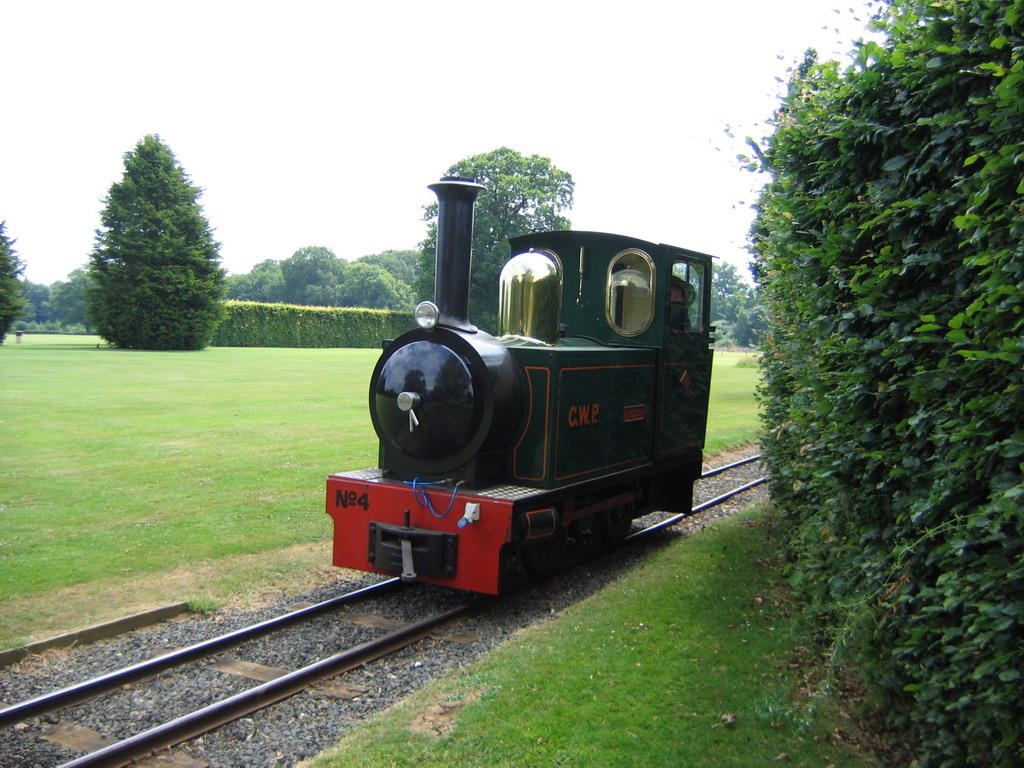 Cotswold_Wildlife_Park_-Burford,_England_-small_train-25June2006.jpg